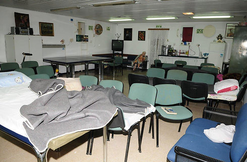 לא עוזבים את המקלט, ישנים על כיסאות (צילום: הרצל יוסף) (צילום: הרצל יוסף)