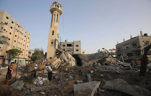 הריסות מסגד בעזה, הבוקר. למעלה - לפני ואחרי בתמונה שהפיצו הפלסטינים (צילום: רויטרס) (צילום: רויטרס)