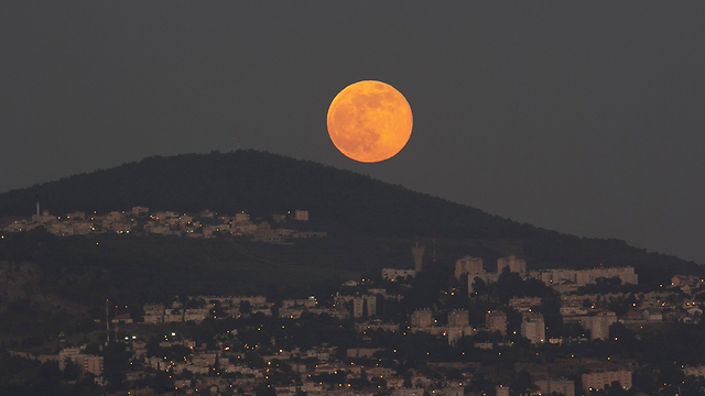 ירח מלא גדול בגבעת המורה, עפולה (צילום: מוטי לוין) (צילום: מוטי לוין)