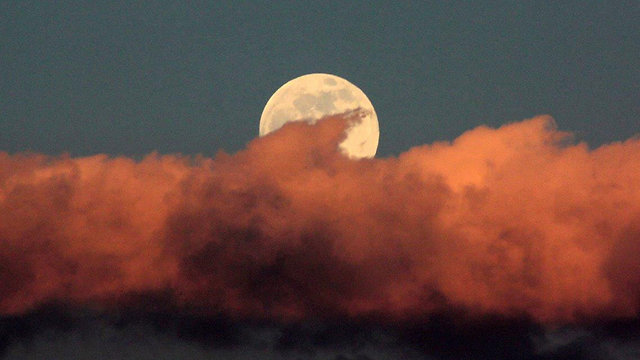 סופר ירח במכתש רמון (צילום: יונתן עמירן ) (צילום: יונתן עמירן )