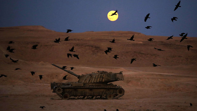 סופר ירח במדבר, בגבול ישראל-ירדן  (צילום: AFP) (צילום: AFP)