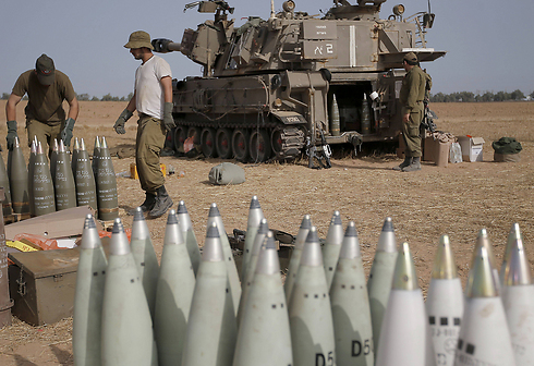 צה"ל ירה ארטילריה ומוכן להיכנס קרקעית לרצועה (צילום: AFP) (צילום: AFP)