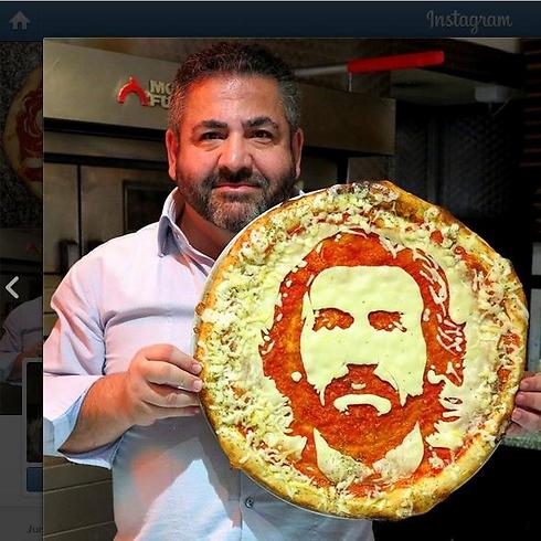 קרולה והפיצה שהכין עם פניו של פירלו (צילום מסך מתוך טוויטר) (צילום מסך מתוך טוויטר)