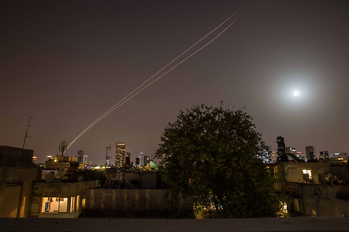 Iron Dome intercepting Gaza rocket above Tel Aviv (Photo: Ohad Kev)