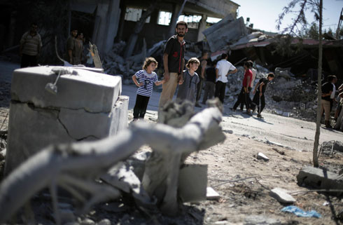 Palestinians rummaging through wreckage of house bombed by IAF (Photo: AP) 
