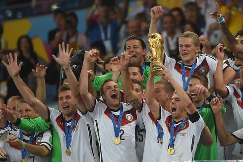 גרמניה מניפה את גביע העולם (צילום: AFP) (צילום: AFP)