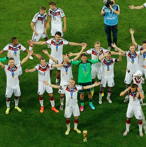 גרמניה צוהלת במונדיאל בברזיל. ב-2022 הכדורגל האירופי יעצור מלכת (צילום: AP) (צילום: AP)