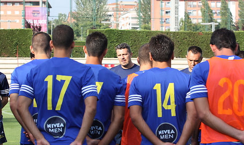 אוסקר גרסיה והשחקנים באימון בברצלונה (צילום: אתר מכבי ת"א) (צילום: אתר מכבי ת