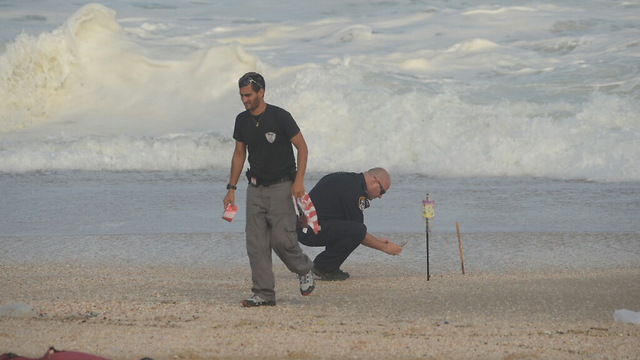 Security forces searching for Hamas UAV (Photo: Avi Rokach)