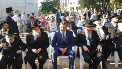 מושל סבסטופול (במרכז) לצד הרבנים בטקס (צילום: רן בוקר) (צילום: רן בוקר)
