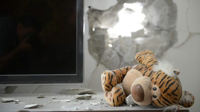 הילדים הקטנים מושפעים. בית שנפגע מירי החמאס (צילום: אבי רוקח) (צילום: אבי רוקח)