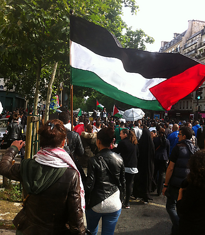 Pro-Palestinian protestors head to Paris synagogue (Photo: Carolyn Lemor)