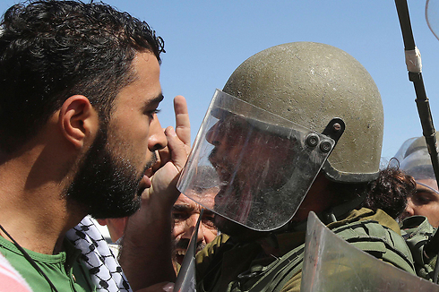 עימות בין חייל צה"ל לפלסטיני בהפגנה בשכם נגד מבצע "צוק איתן" (צילום: רויטרס) (צילום: רויטרס)