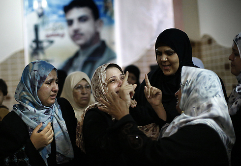 יותר מ-170 הרוגים ו-1,200 פצועים. נשים אבלות על מותו של סאלח א-חאטיב בתקיפות ישראל בבית להיה (צילום: AFP) (צילום: AFP)