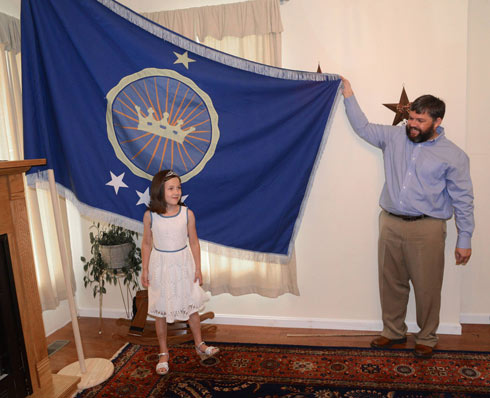 קיים את הבטחתו לבתו. ג'רמייה ואמילי היטון ודגל "ממלכת צפון סודן" (צילום: AP) (צילום: AP)