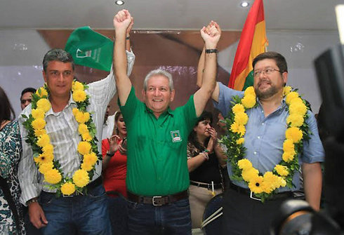 יריבו העיקרי של מוראלס במרוץ לנשיאות, איש העסקים סמואל דוריה מדינה (במרכז) (צילום: EPA) (צילום: EPA)