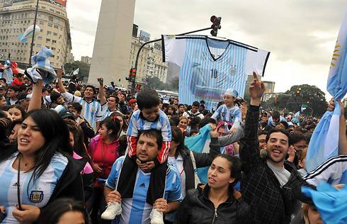 אוהדי נבחרת ארגנטינה בבואנוס איירס. חיכו לשווא (צילום: EPA) (צילום: EPA)