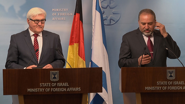 German Foreign Minister Steinmeier in a press conference with Israeli counterpart Lieberman in Israel during Operation Protective Edge (Photo: Eli Mendelbaum)