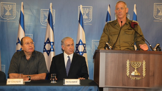 Gantz with Netanyahu and Ya'alon: 'We address the cabinet with respect. That's our ethic.' (Photo: Motti Kimchi) (Photo: Motti Kimchi)