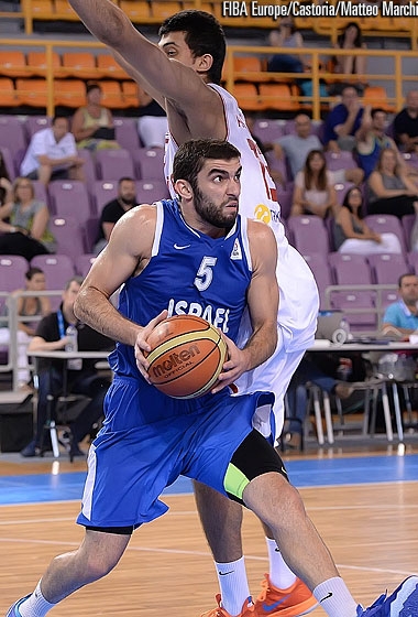 נאור שרון נאבק מתחת לסל (צילום: FIBA EUROPE) (צילום: FIBA EUROPE)