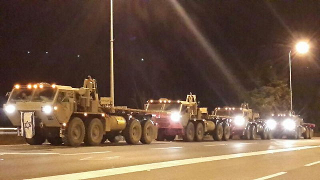 משאיות של צה"ל הלילה בגבול עזה (צילום: יואב זיתון) (צילום: יואב זיתון)