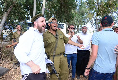 Chabad and IDF troops (Photo: Meir Dahan) (Photo: Meir Dahan)