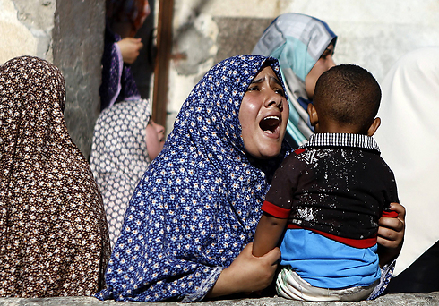 קרובת אחד הילדים שנהרגו היום בחוף הים של עזה (צילום: AFP) (צילום: AFP)