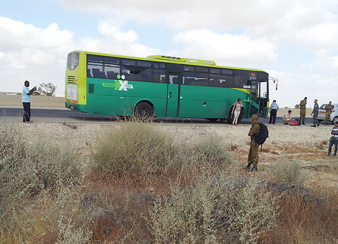 אוטובוס שנפגע הבוקר מרסיסי רקטות בדרך לאופקים (צילום: ש.א) (צילום: ש.א)