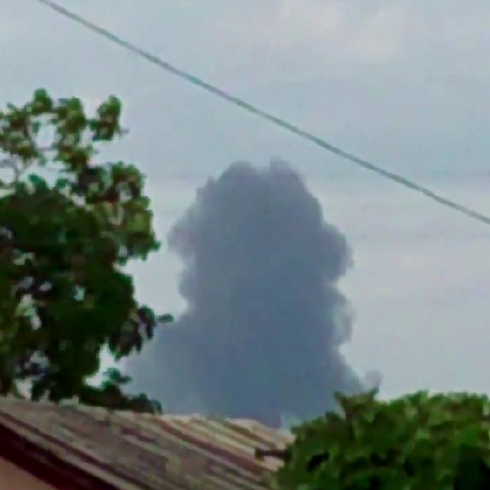 עשן מיתמר ממקום התרסקות מטוס מלזיה איירליינס באוקראינה ()