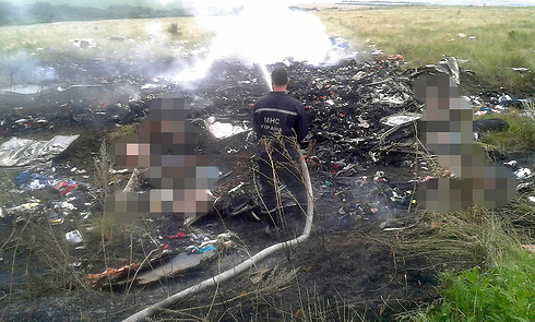 Setting out fire caused by crashed plane (Photo: Reuters)