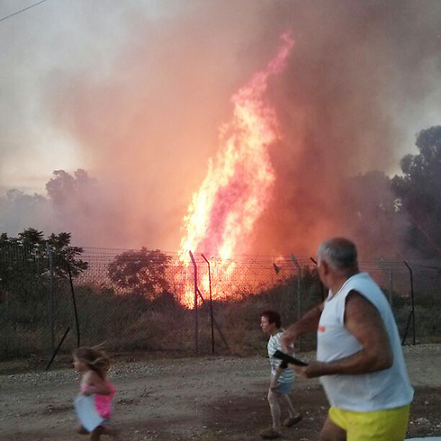 שריפה בעקבות נפילת רקטה במועצה האזורית יואב (צילום: יהודה נובוגרוצקי) (צילום: יהודה נובוגרוצקי)