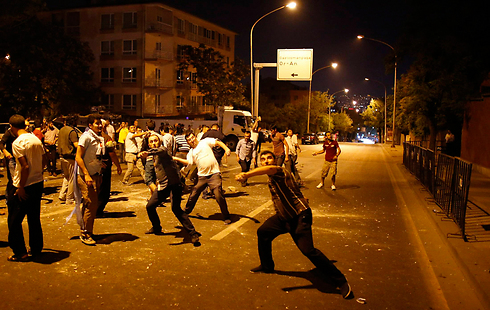הפגנות מחוץ לקונסוליה הישראלית (צילום: רויטרס) (צילום: רויטרס)