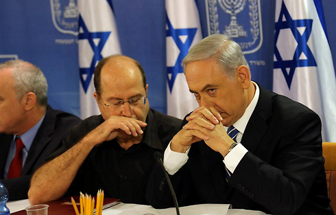 Defense Minister Moshe Ya'alon and Prime Minister Benjamin Netanyahu at the weekly cabinet meeting (Photo: Tzvika Tishler)