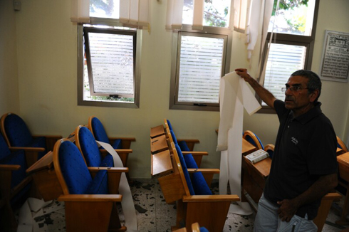 בית הכנסת שנפגע בגן יבנה (צילום: אבי רוקח) (צילום: אבי רוקח)