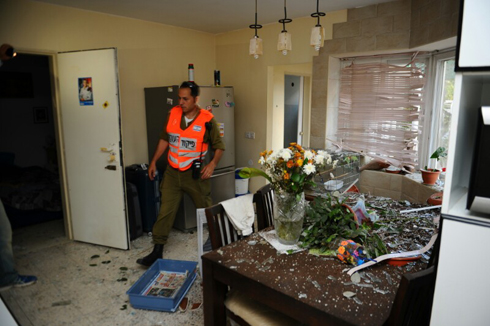 נזק נגרם לבית בגן יבנה (צילום: אבי רוקח) (צילום: אבי רוקח)