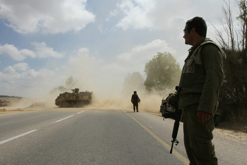 חיילי צה"ל חוסמים כבישים במהלך חדירה באזור אשכול (צילום: עידו ארז) (צילום: עידו ארז)