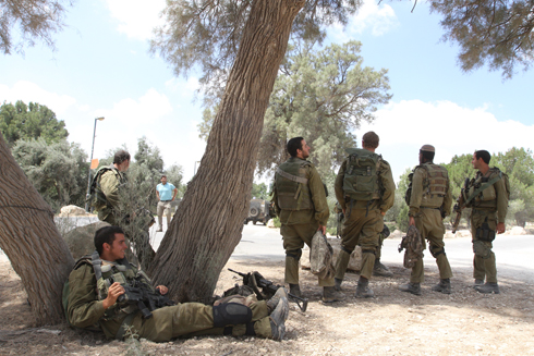 חיילים באזור התקרית (צילום:עידו ארז) (צילום:עידו ארז)