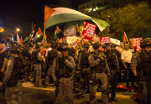 הפגנת יהודים וערבים בזמן צוק איתן (צילום: AFP) (צילום: AFP)