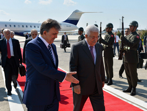 מתקבל בשטיח אדום באיסטנבול. אבו מאזן ונשיא טורקיה גול (צילום: EPA) (צילום: EPA)