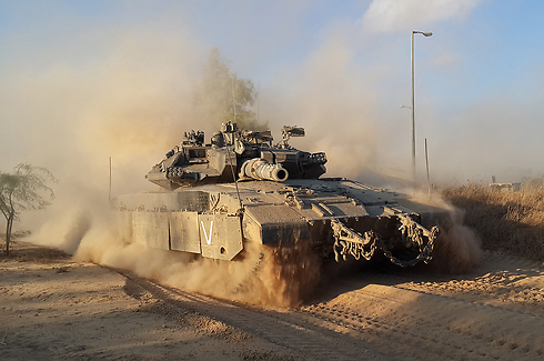 טנקים בגבול הרצועה במבצע "צוק איתן" (צילום: רועי עידן ) (צילום: רועי עידן )