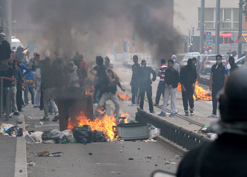 עימותים ליד פריז: פרו-פלסטינים שרפו פחי אשפה (צילום: AFP) (צילום: AFP)