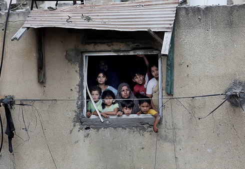 הצבא התריע מהפגזות? משפחה פלסטינית בעזה (צילום: AP) (צילום: AP)