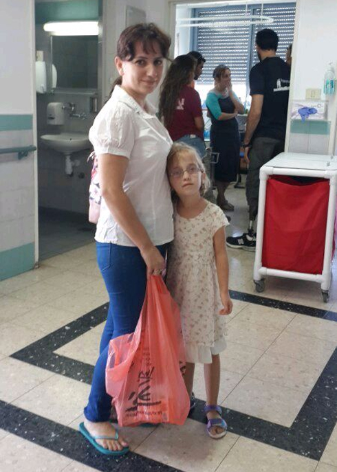 עליזה הקטנה והאם אלה, היום בבית החולים ברזילי (צילום: מתן צורי) (צילום: מתן צורי)