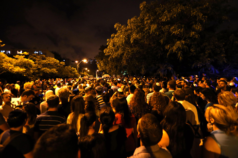 Crowd gathered outside Sean Carmeli's funeral (Photo: Oz Mualem)