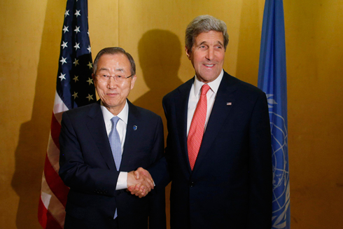 מזכ"ל האו"ם עם ג'ון קרי (צילום: רויטרס) (צילום: רויטרס)