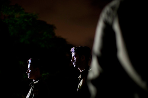 אמש, בהלווייתו של שון כרמלי (צילום: AP) (צילום: AP)
