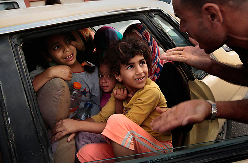אין לאן לברוח. ילדים פלסטינים במכונית בבית חנון (צילום: MCT) (צילום: MCT)