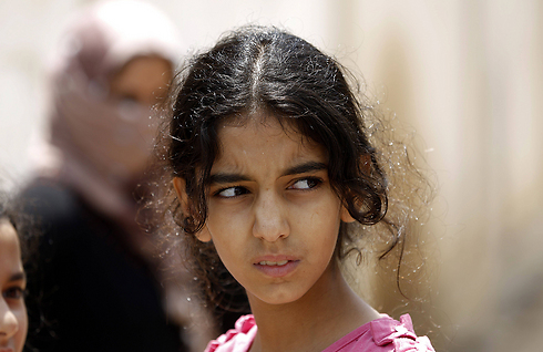 טראומה לכל החיים. ילדות פלסטיניות בהלוויית בני משפחת אבו ג'אמה בחאן יונס (צילום: AFP) (צילום: AFP)
