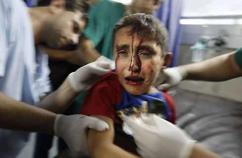 "הילדים לא צריכים להיות קורבנות של סכסוך שהם לא אחראים עליו. פצוע בעזה (צילום: AFP) (צילום: AFP)
