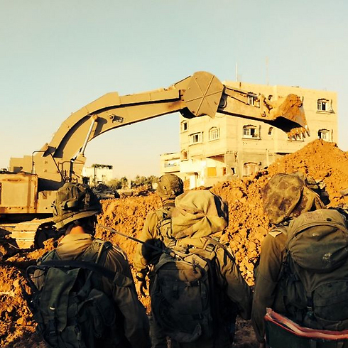 Nahal troops uncovering Hamas tunnel (Photo: IDF Spokesman)